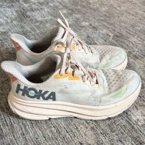 Hoka Clifton 9 - Athletic Shoes in Cream and Peach - women’s 6.5